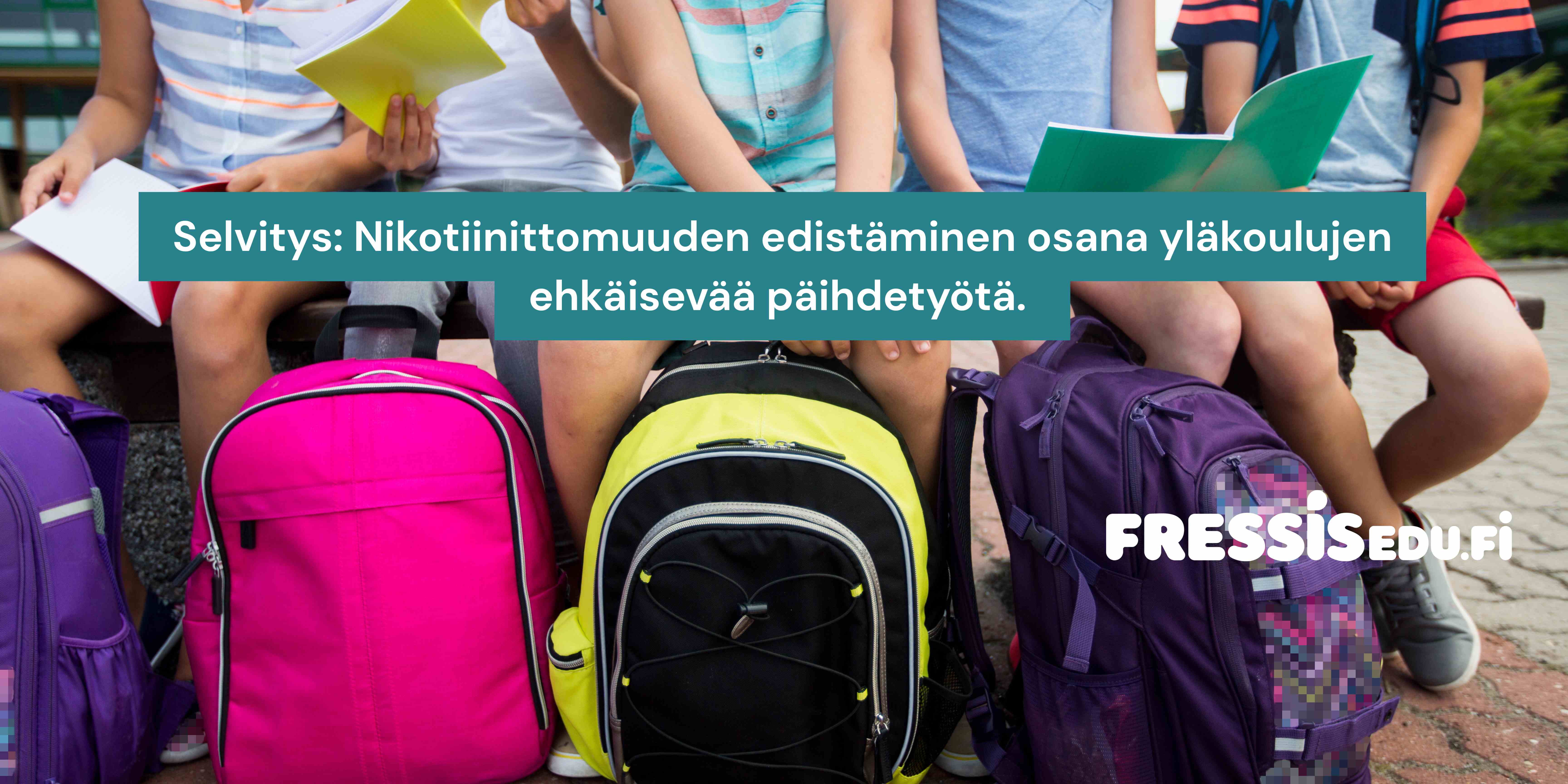 Kuva opiskelijoista istumassa penkillä, tekstillä 'Vaikuttavan ehkäisevän päihdetyön toteutuminen yläkouluissa vaatii systemaattista johtamista, tiedon lisäämistä ja tiiviimpää yhteistyötä.
