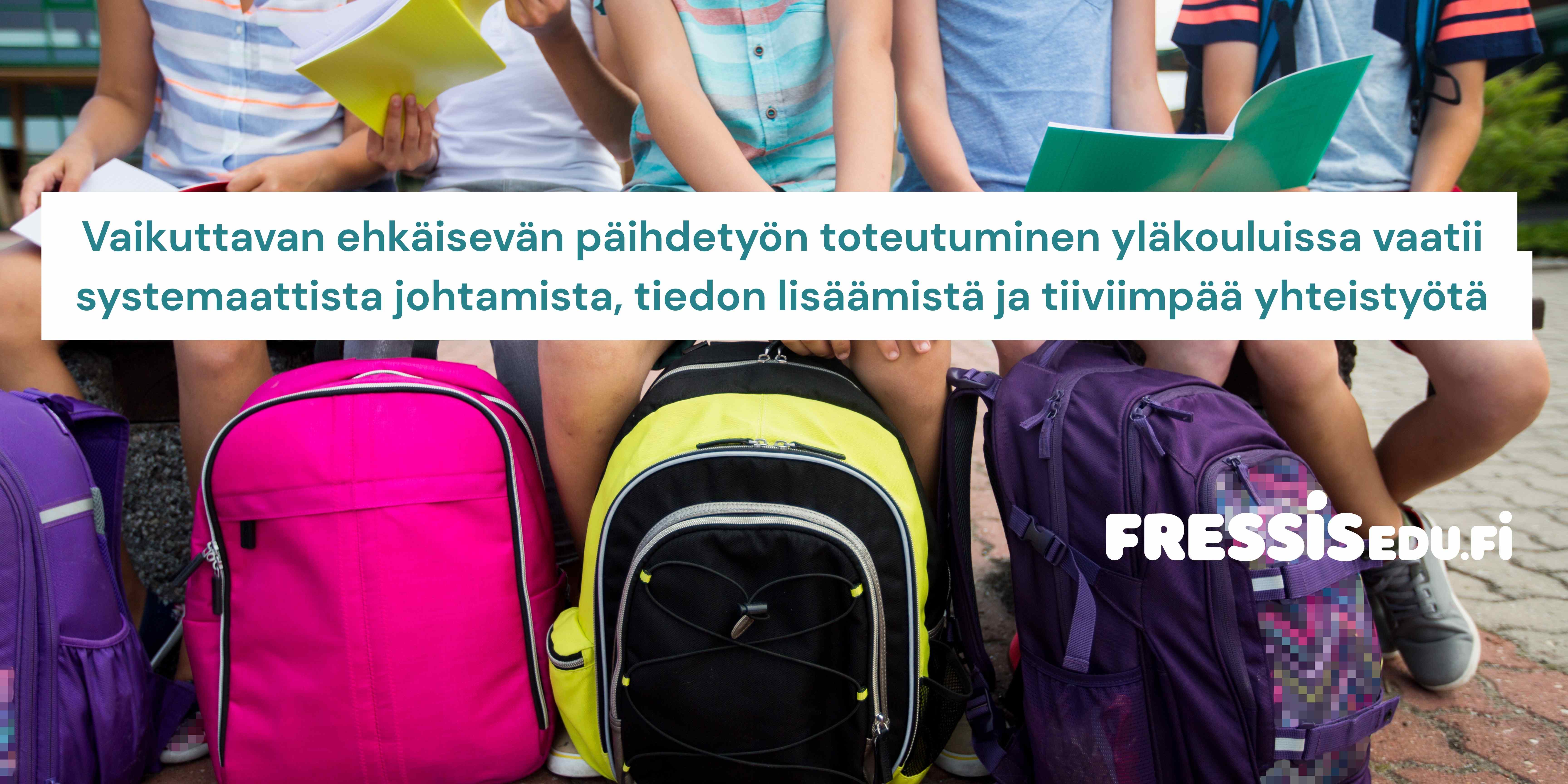 Artikkelikuva, jossa kolme koululaista istuu penkillä reput jalkojen juuressa. Kuvatekstinä: Vaikuttavan ehkäisevän päihdetyön toteutuminen yläkouluissa vaatii systemaattista johtamista, tiedon lisäämistä ja tiivimpää yhteistyötä