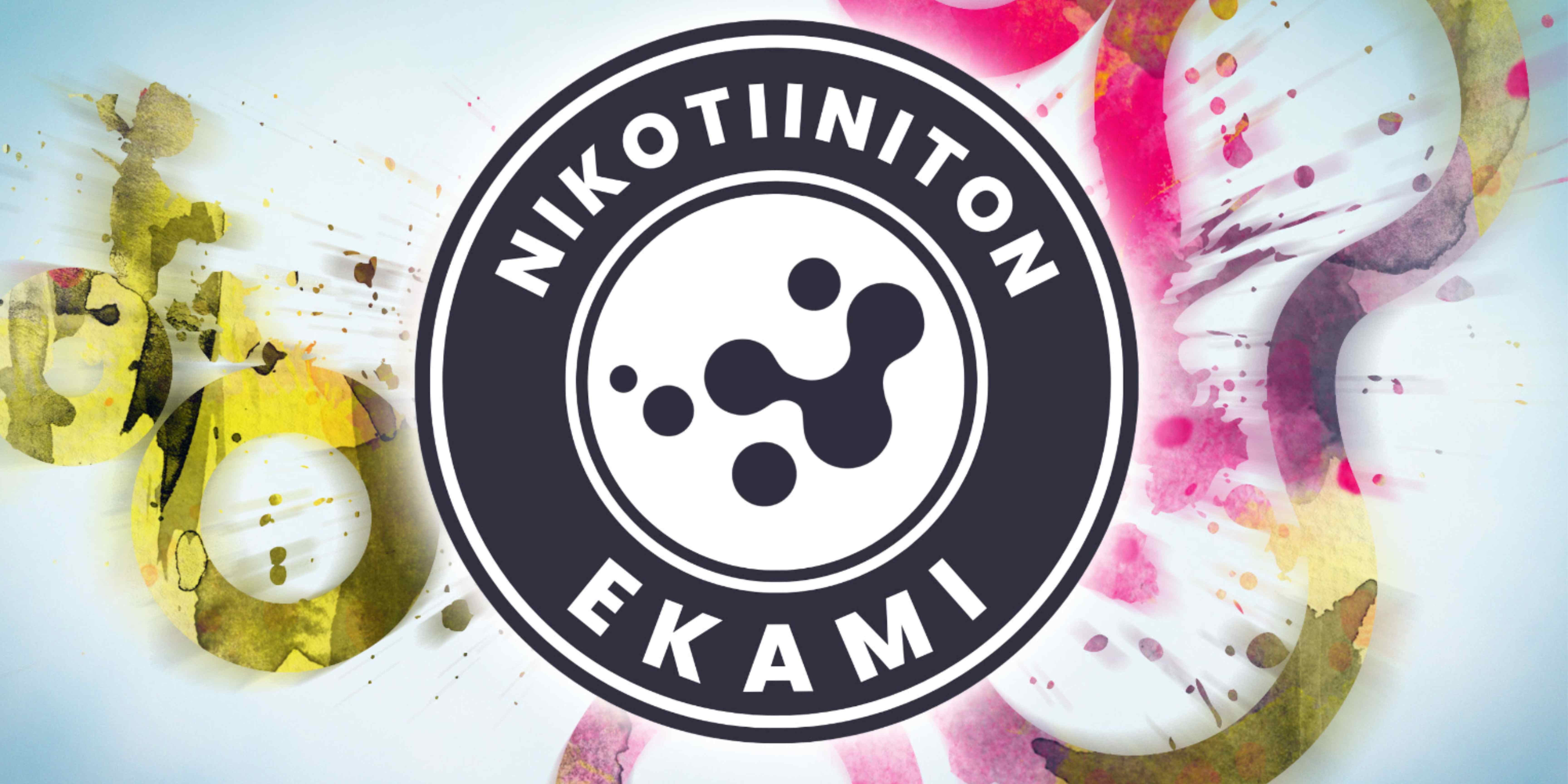 Ympyränmuotoinen logo, jossa lukee 'NIKOTIINITON EKAMI'. Keskellä on toisiinsa yhdistyviä pisteitä kuvaava symboli, ja taustalla on värikäs abstrakti kuvio.